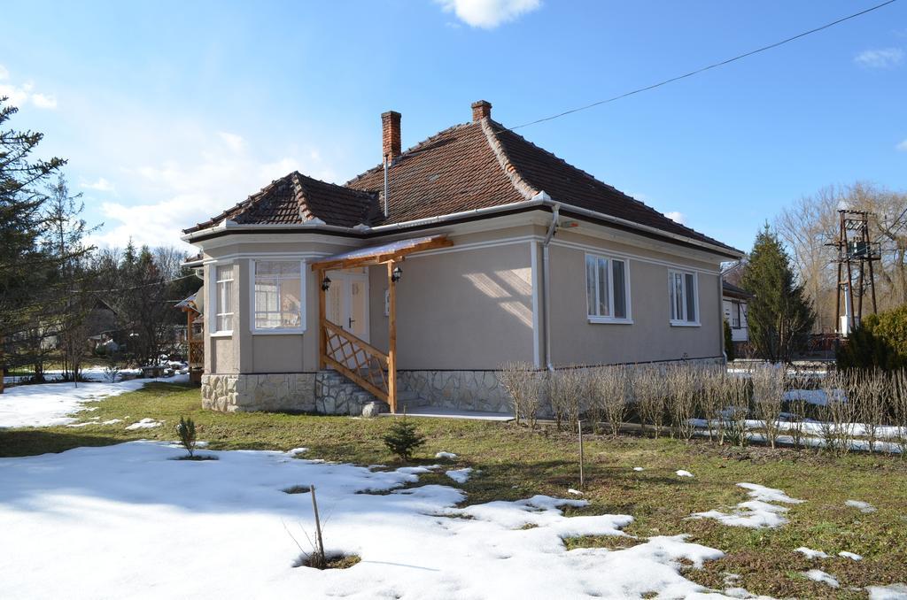 Oeroemvoelgy Vendeghaz Hotel Bozsva Exterior photo