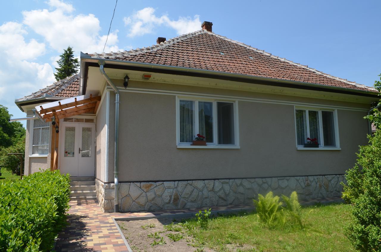 Oeroemvoelgy Vendeghaz Hotel Bozsva Exterior photo